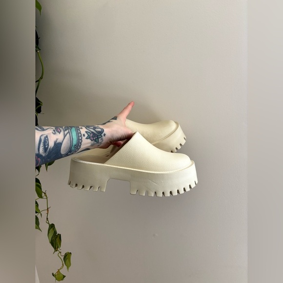 Jeffrey Campbell Lugged Sole Clog in Cream - Picture 4 of 8